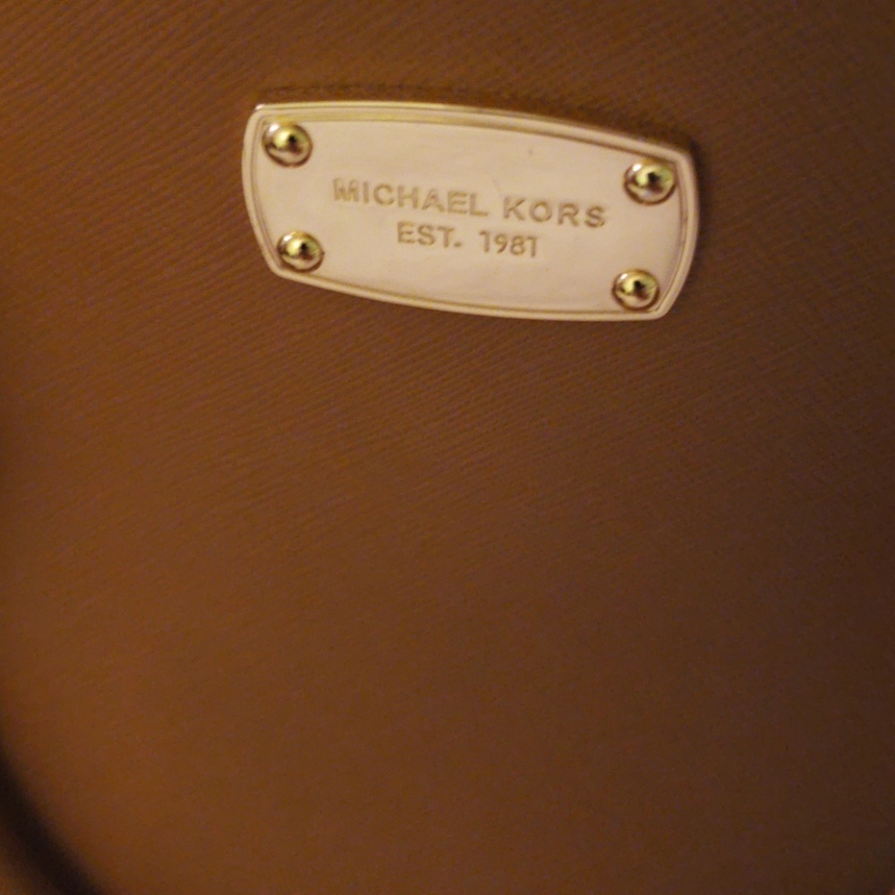 Michael Kors hand bag💁♀️💁♀️ - Picture 2 of 7